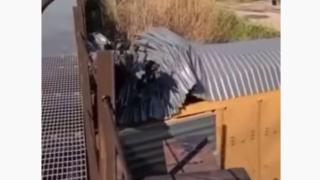 Зрелищни ВИДЕА: "Мостът на глупостта" превърна нови коли в купчина метал  