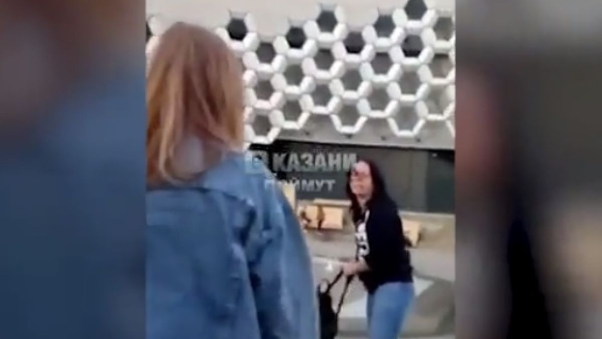 Майка се нахвърли върху тийнейджърки след молбата им да си почисти боклука ВИДЕО 18+