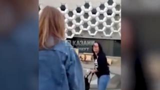 Майка се нахвърли върху тийнейджърки след молбата им да си почисти боклука ВИДЕО 18+