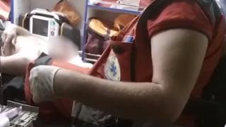 Гол мъж отхапа пръст на баща си, нападна пенсионерка, накълца мъжа ѝ ВИДЕО