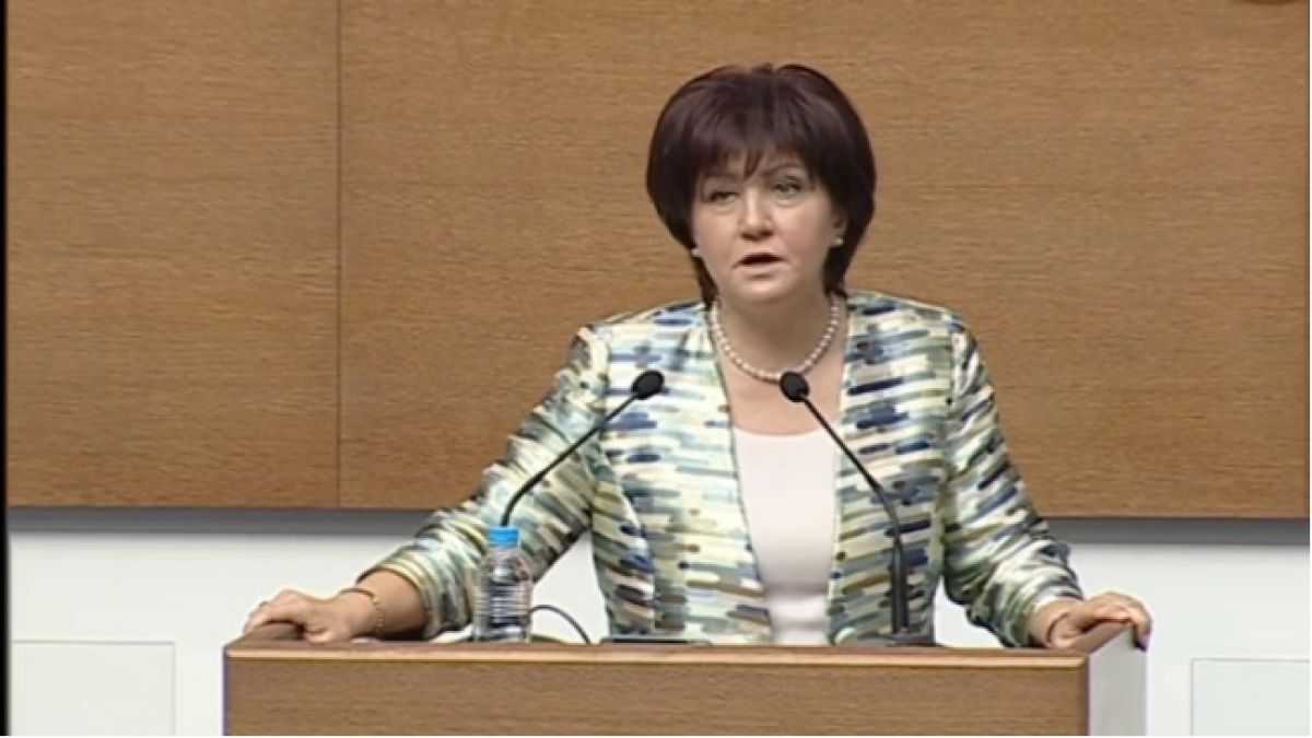 Караянчева втвърди тона към БСП