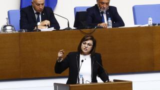 Жега в парламента: Депутатите спорят за оставката на Цвета Караянчева НА ЖИВО