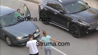 Бесни благоевградчанки си скачат на бой след инцидент на пътя ВИДЕО 