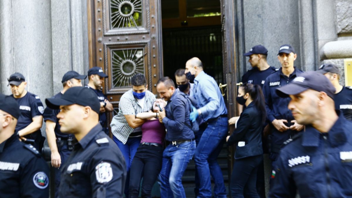 БЛИЦ TV: Блондинка побърка полицаите пред НС, викнаха Бърза помощ СНИМКИ