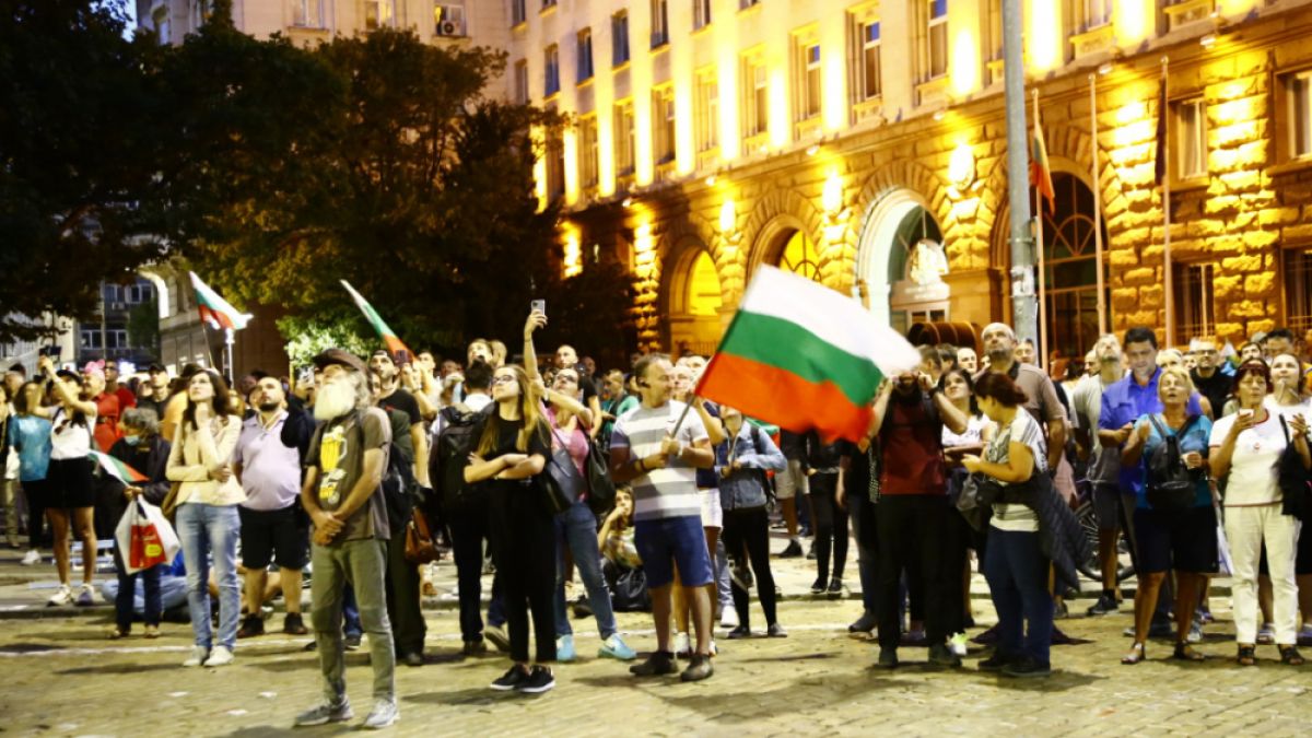 70-и ден: Протестиращите се надъхват с филмчета от погрома от 2 септември БЛИЦ TV