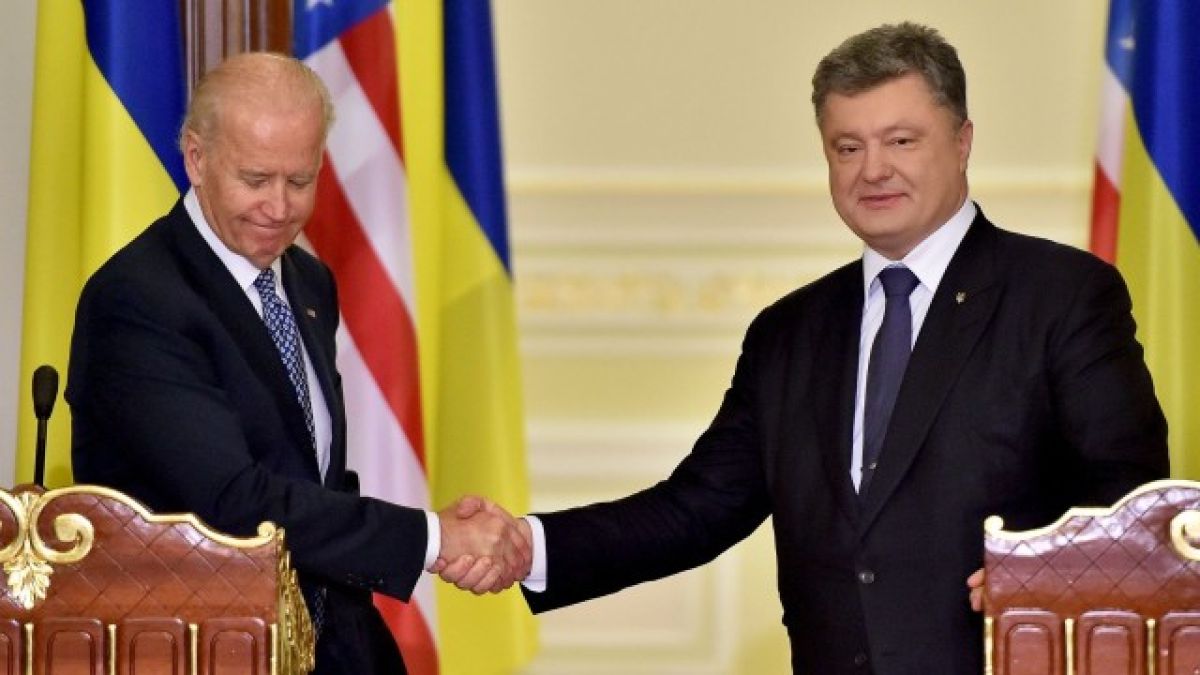 Циничен скандал: Байдън се сваля на Порошенко и нарича Тръмп куче, което... 