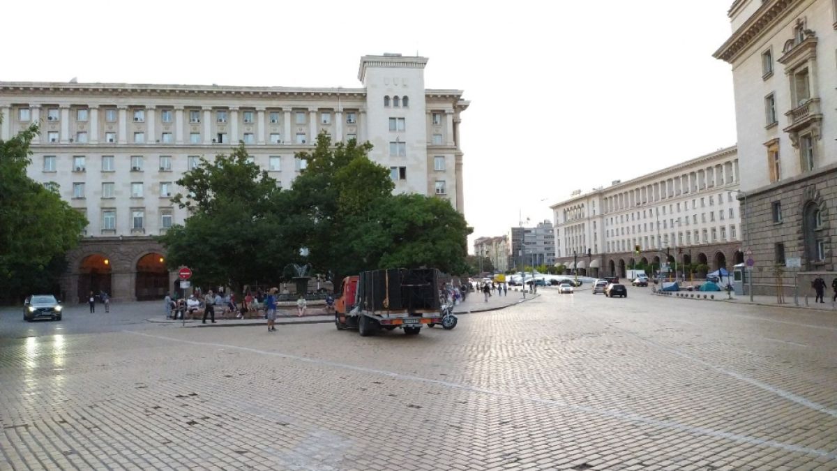 71-ви ден на протеста: Участниците стават все по-малко СНИМКИ