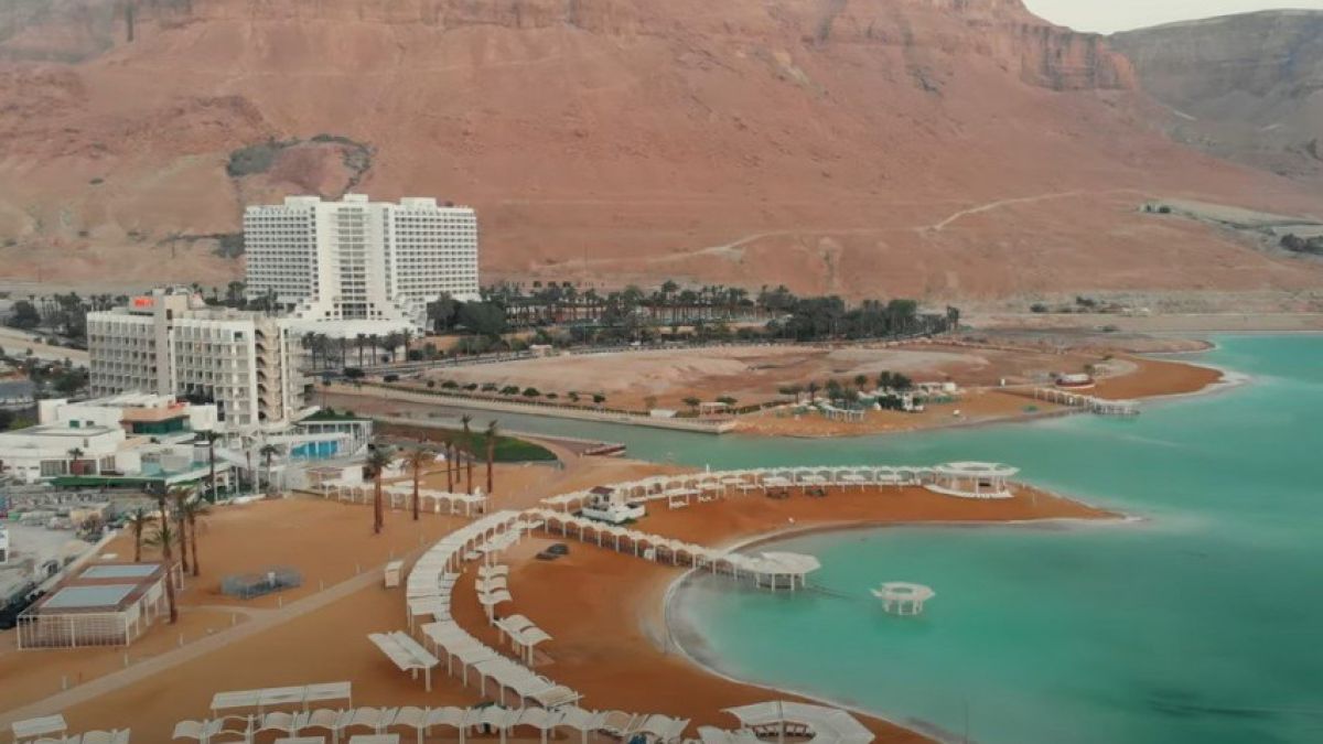 Защо най-странното море в света е такава туристическа атракция