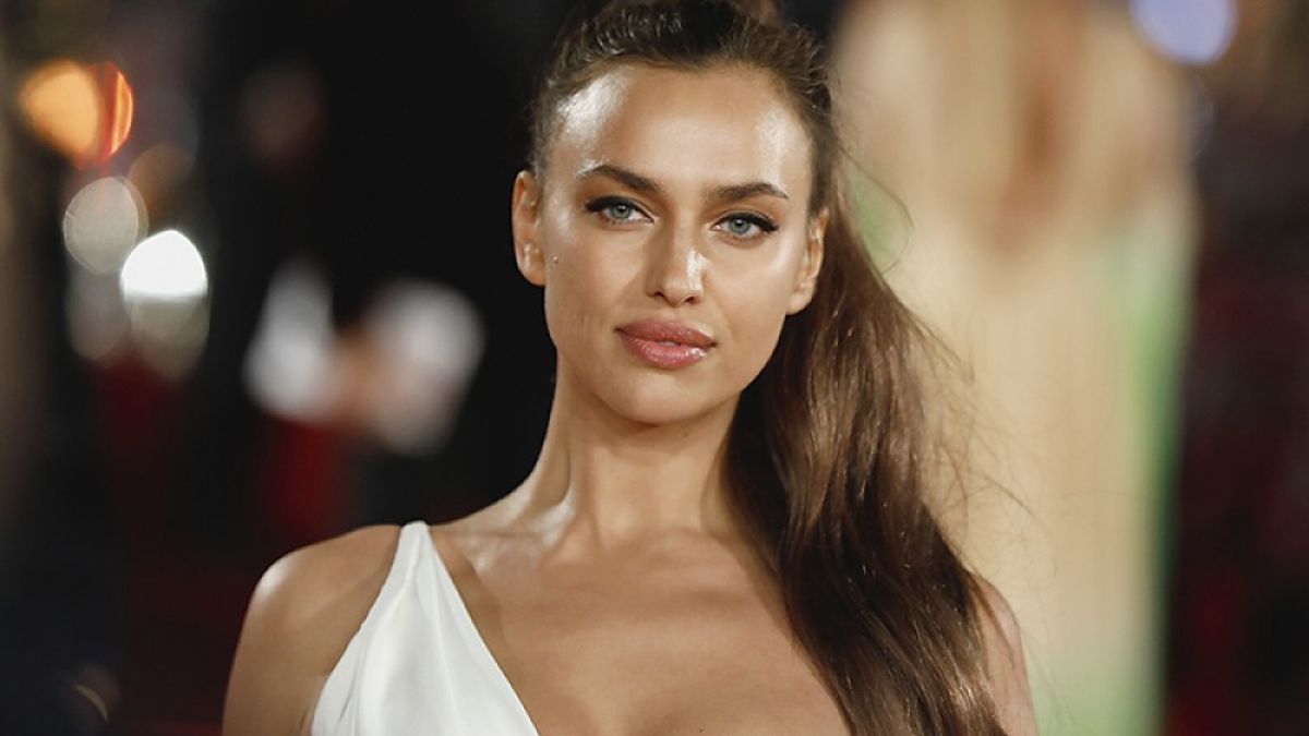 Не е за вярване какво си заголи Ирина Шейк на разходка СНИМКИ