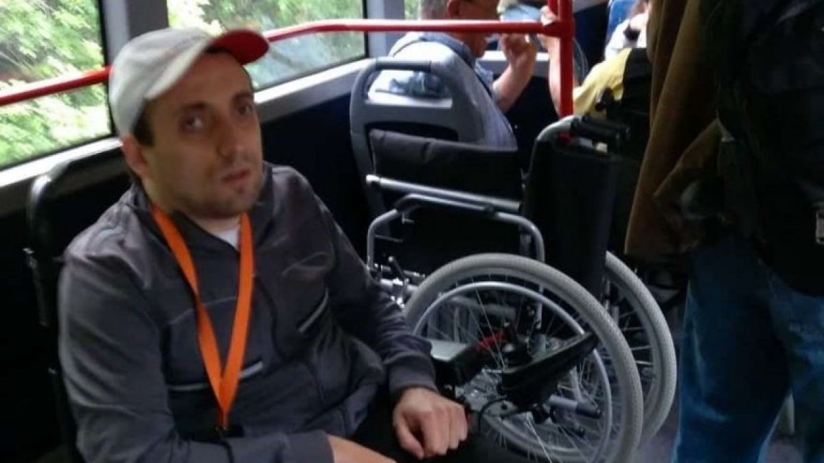 Момче с увреждания избухна срещу „Системата ни убива“: Те са провокаторите и срам ме е как ги изкарват жертви