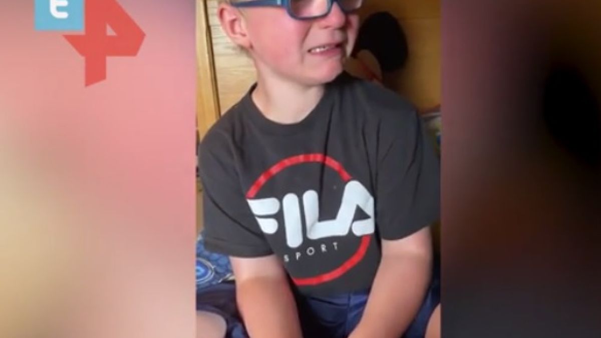 Майка подари на сина си играчка с гласа на починалия му дядо и трогна мрежата ВИДЕО 