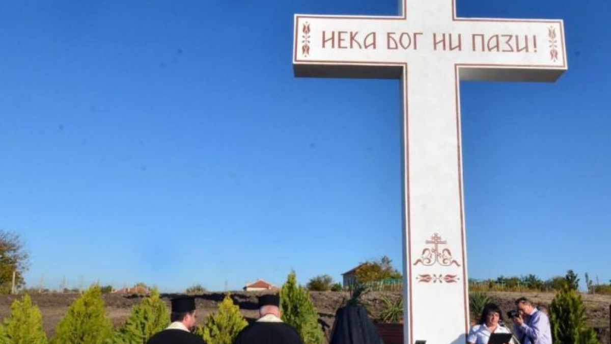 В село, родено от „греховна любов“, вдигнаха 11-метров кръст СНИМКА