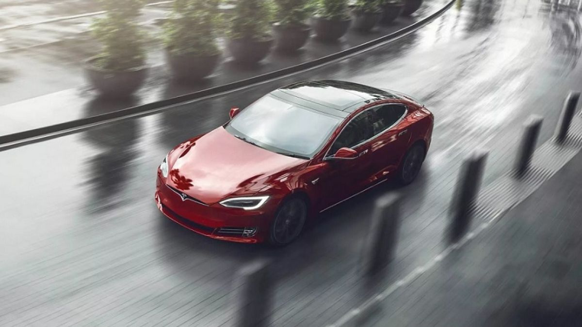 Шофьор на Tesla заспа на волана и колата вдигна сама 140 километра в час