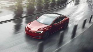 Шофьор на Tesla заспа на волана и колата вдигна сама 140 километра в час