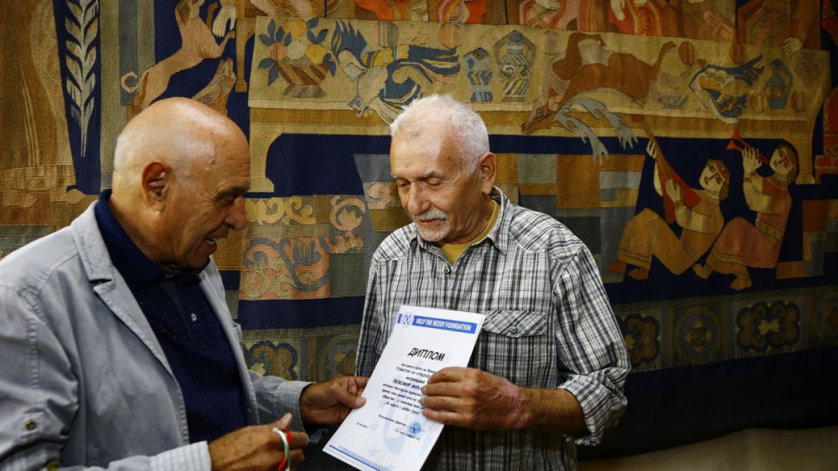 Наградиха с почетен знак главният редактор на в. „Над 55” Любомир Михайлов СНИМКИ