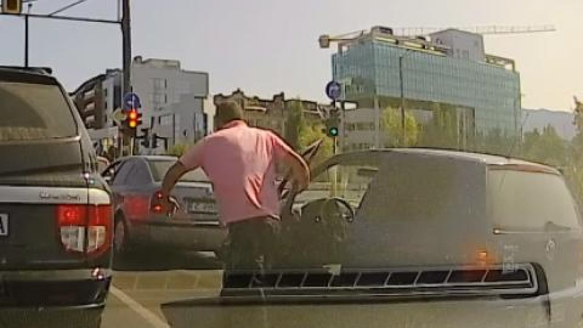 Отмъщение с юмруци заради засечка на столичен светофар взриви мрежата ВИДЕО
