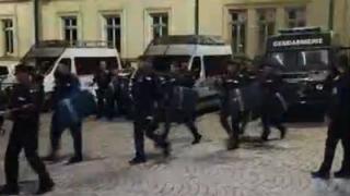 Протестиращи, начело с Мая Манолова, се опитват да нахлуят в старото Народно събрание ВИДЕО