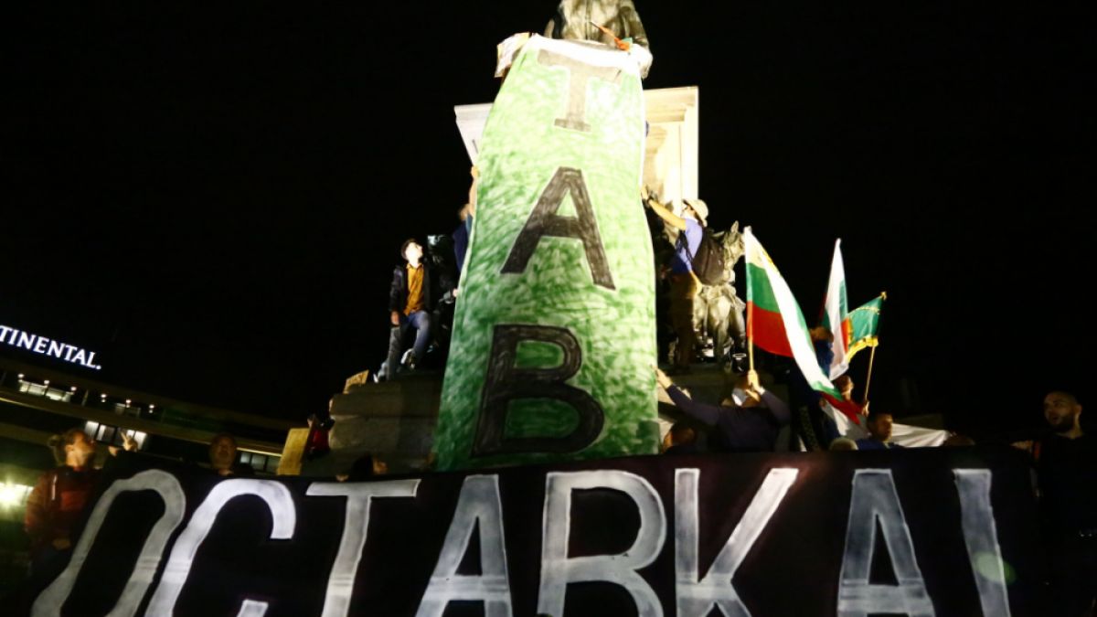 Извънредно! Протестиращите възпламениха бомба пред парламента! БЛИЦ TV