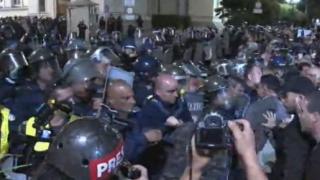 От последните минути: Демонстранти опитаха да пробият полицейския кордон, има пострадал униформен ВИДЕО