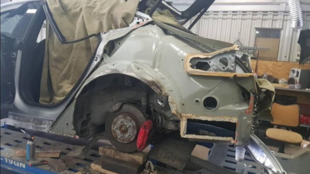 Смачкана Tesla попадна за ремонт при руски майстори, ето какво се случи СНИМКИ