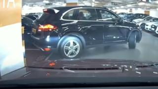 Шофьорка на джип Porsche втрещи мрежата с маневрите си на излизане от паркинг ВИДЕО