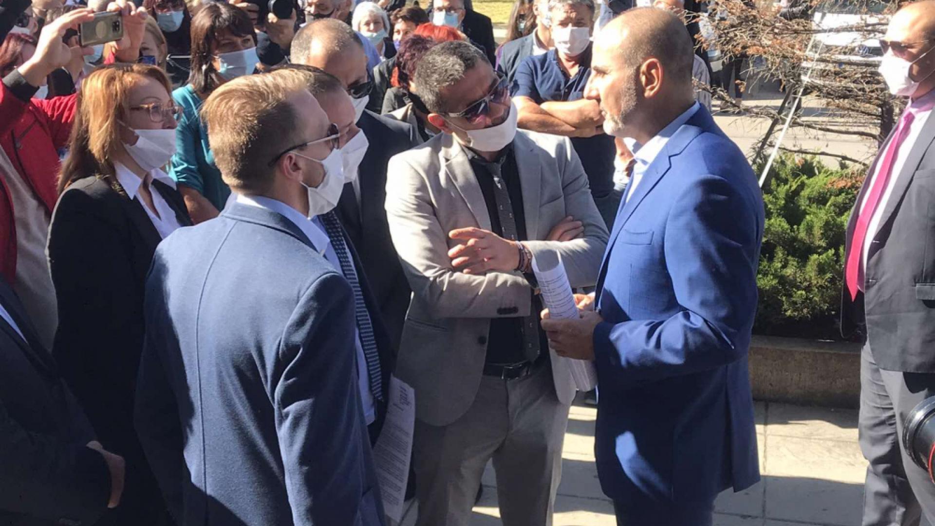 Застрахователи скочиха остро на Цветанов навръх най-важния ден за него ВИДЕО