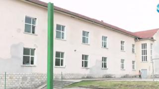 Ученик гони с нож деца, за да ги прави наркомани ВИДЕО