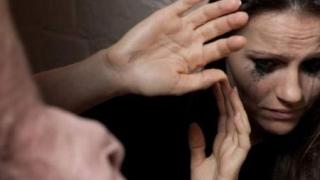 Страшен екшън по тъмна доба в Перник! Пияни нахлуха в чужда къща и...