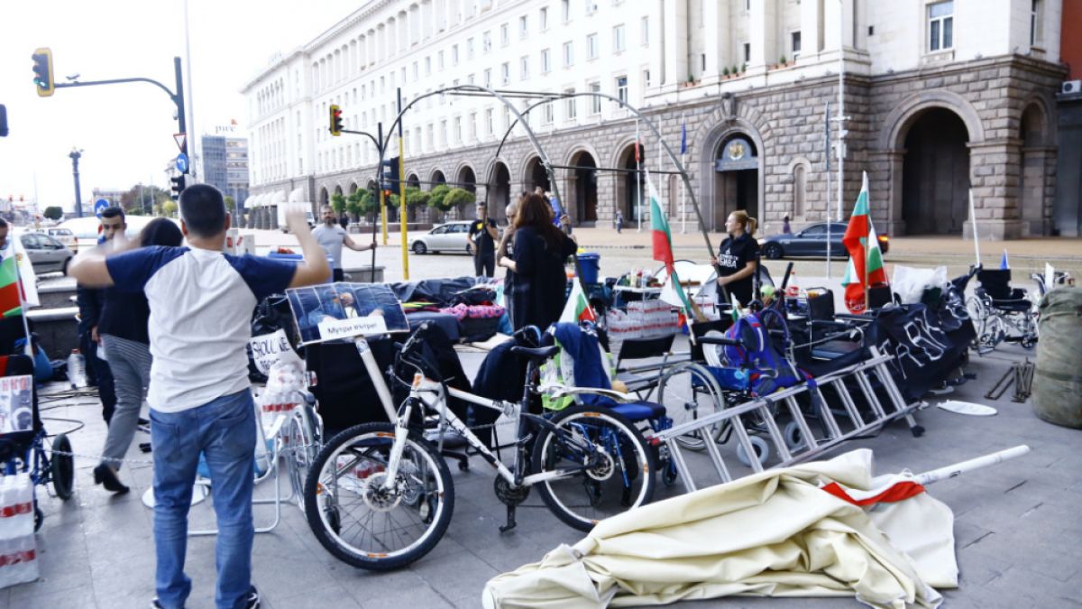Протестиращи с ново 20 в Триъгълника на властта, започват да строят... СНИМКИ