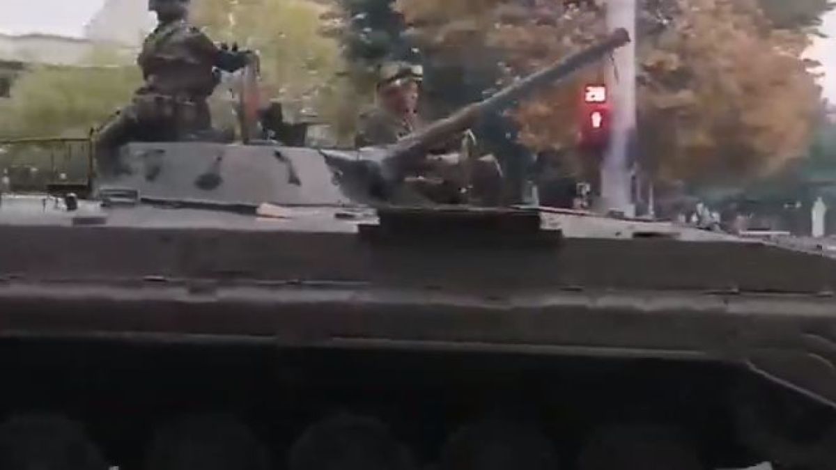 Тежка военна техника и танкове в центъра на Казанлък ококориха минувачите ВИДЕО  