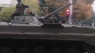 Тежка военна техника и танкове в центъра на Казанлък ококориха минувачите ВИДЕО  