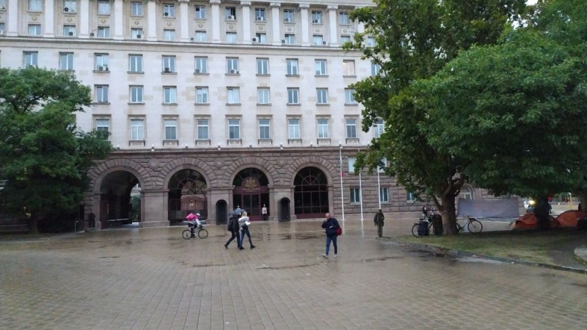 Дъждът изплаши протестиращите, но... СНИМКИ
