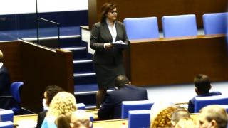Нинова иска Борисов в парламента заради новите 8 самолета F-16 
