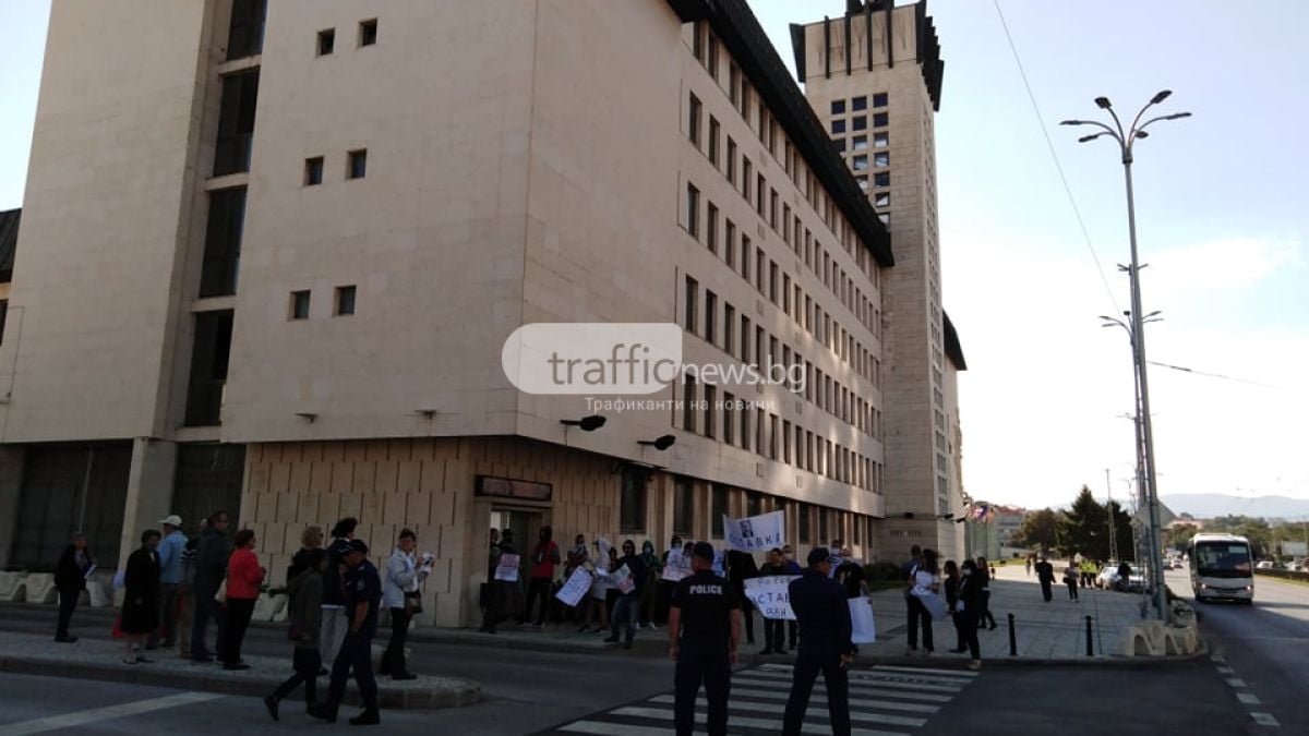 Протест посрещна президента Радев в Пловдив СНИМКИ
