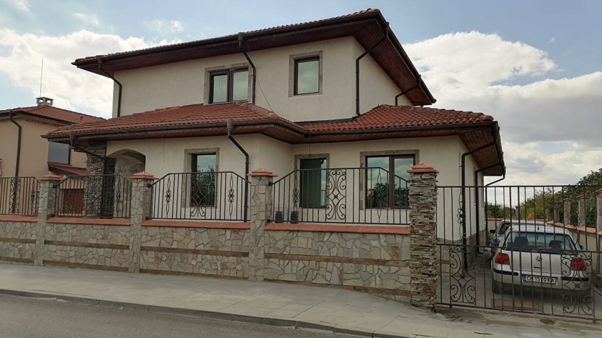 Пред палата на авер на Митьо Очите в Каменар ври и кипи СНИМКИ  
