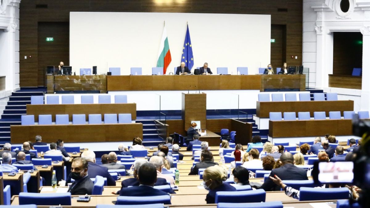 Екшън в парламента! Депутатите се хванаха за гушите за кворума