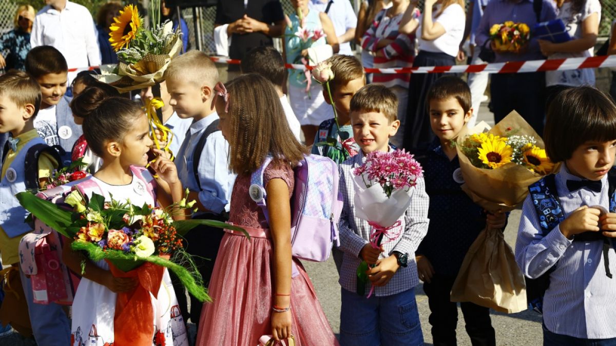 Цветари проплакаха в първия учебен ден: Това ни убива 