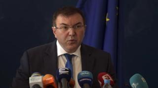 Здравният министър се разгневи и каза ще се затварят ли училища и пътища заради размаха на К-19!