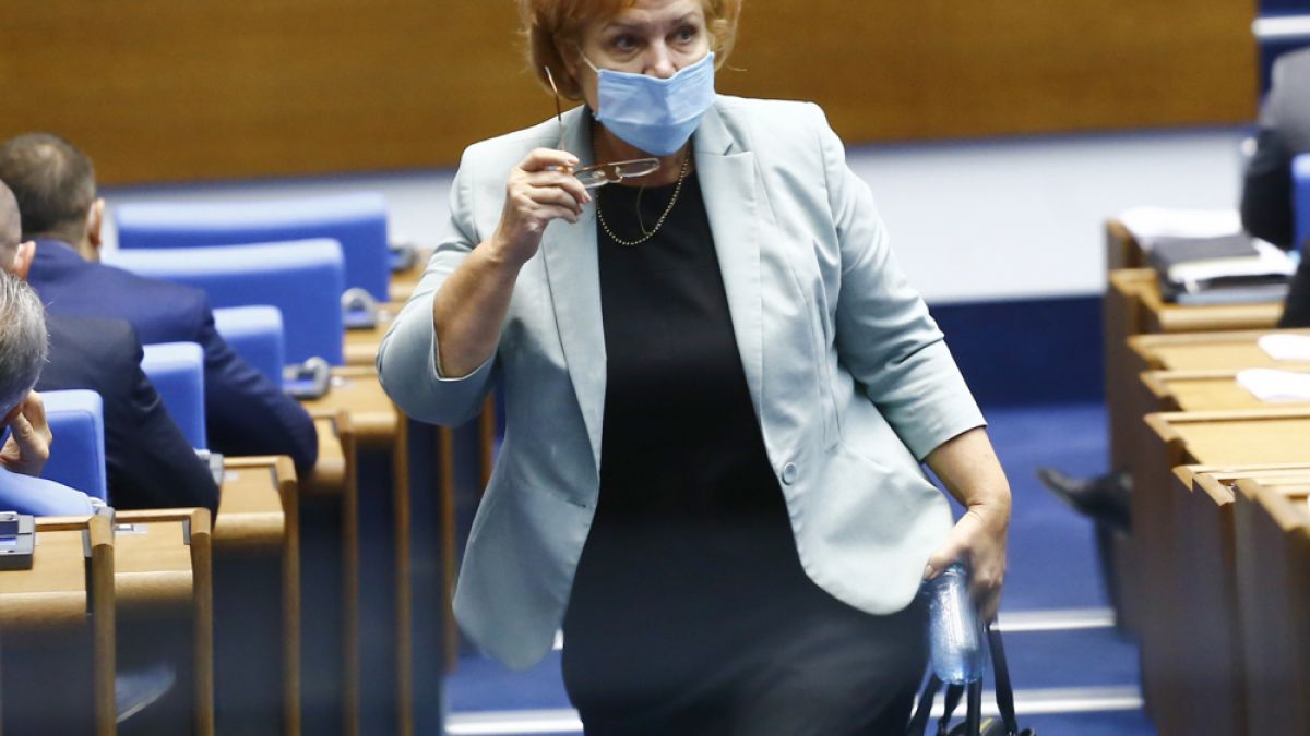 Менда Стоянова е аут и още поне 8 изненади в листите на ГЕРБ 