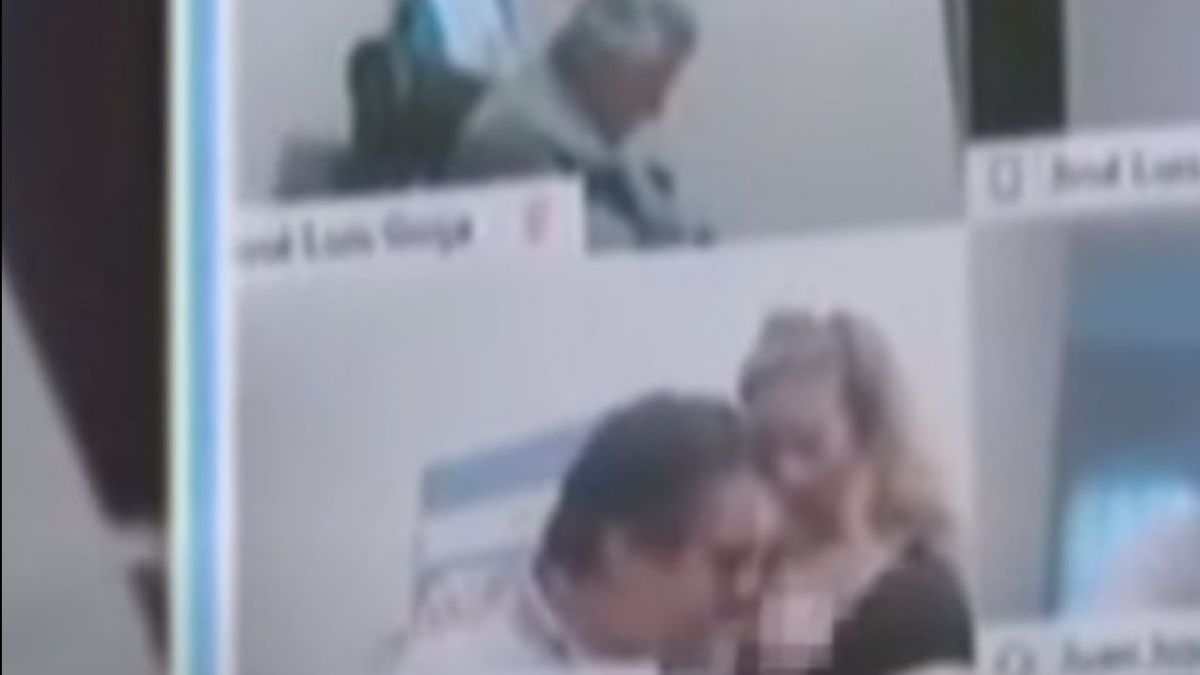 Депутат целуна голите гърди на секретарката си на онлайн заседание ВИДЕО 18+