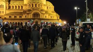 Протестът се пренася пред "Ал. Невски" СНИМКИ