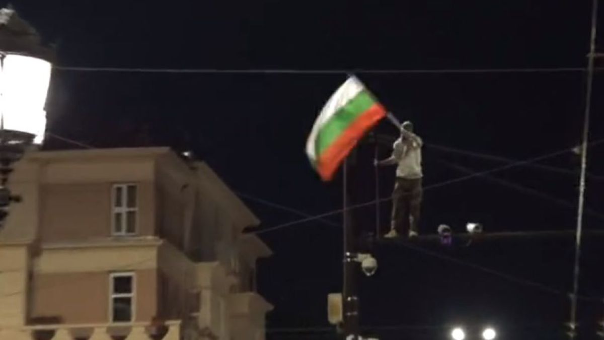 Отново блокираха Орлов мост, един протестиращите изненадващо... СНИМКИ 