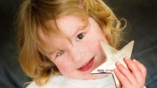 Баща снима детето си на люлката и съзря нещо ужасно