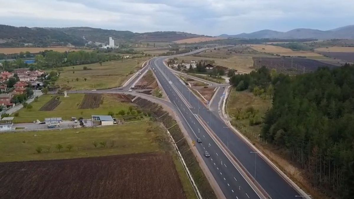 ВИДЕО от дрон показва докъде стигна АМ "Европа"