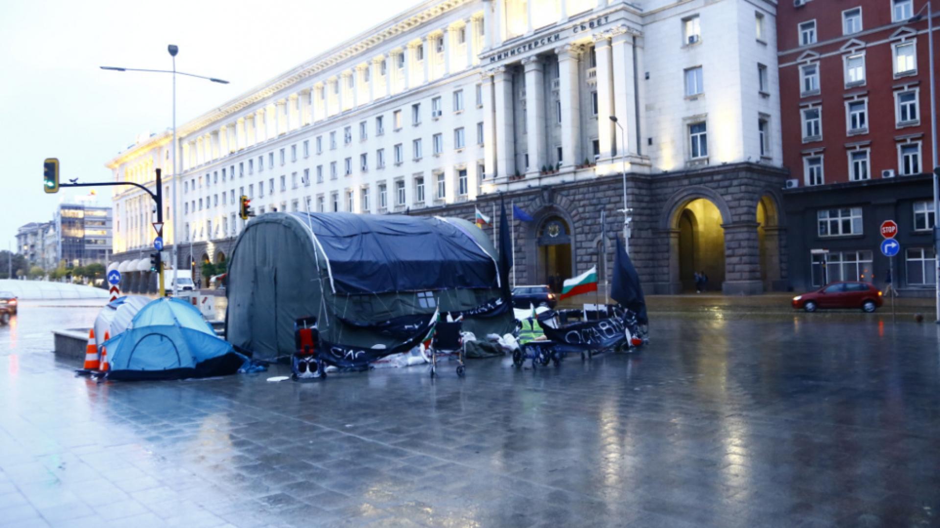 Дъждът уплаши протестиращите СНИМКИ 