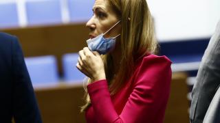 Николина Ангелкова съобщи за подаден сигнал