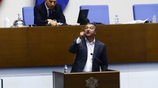 Грандиозна свада в парламента: Депутатите се изпокараха жестоко заради... ВИДЕО
