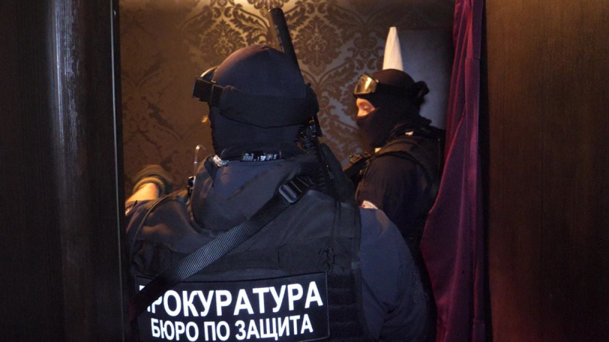 МВР показа зрелищни СНИМКИ и ВИДЕО от сгащването на бандата на циганските барони