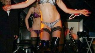 Първи думи на родната секси депутатка за пикантното ѝ минало СНИМКИ 18+