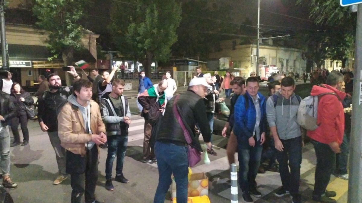 Малобройни протестиращи пак пропиляха яйца СНИМКИ